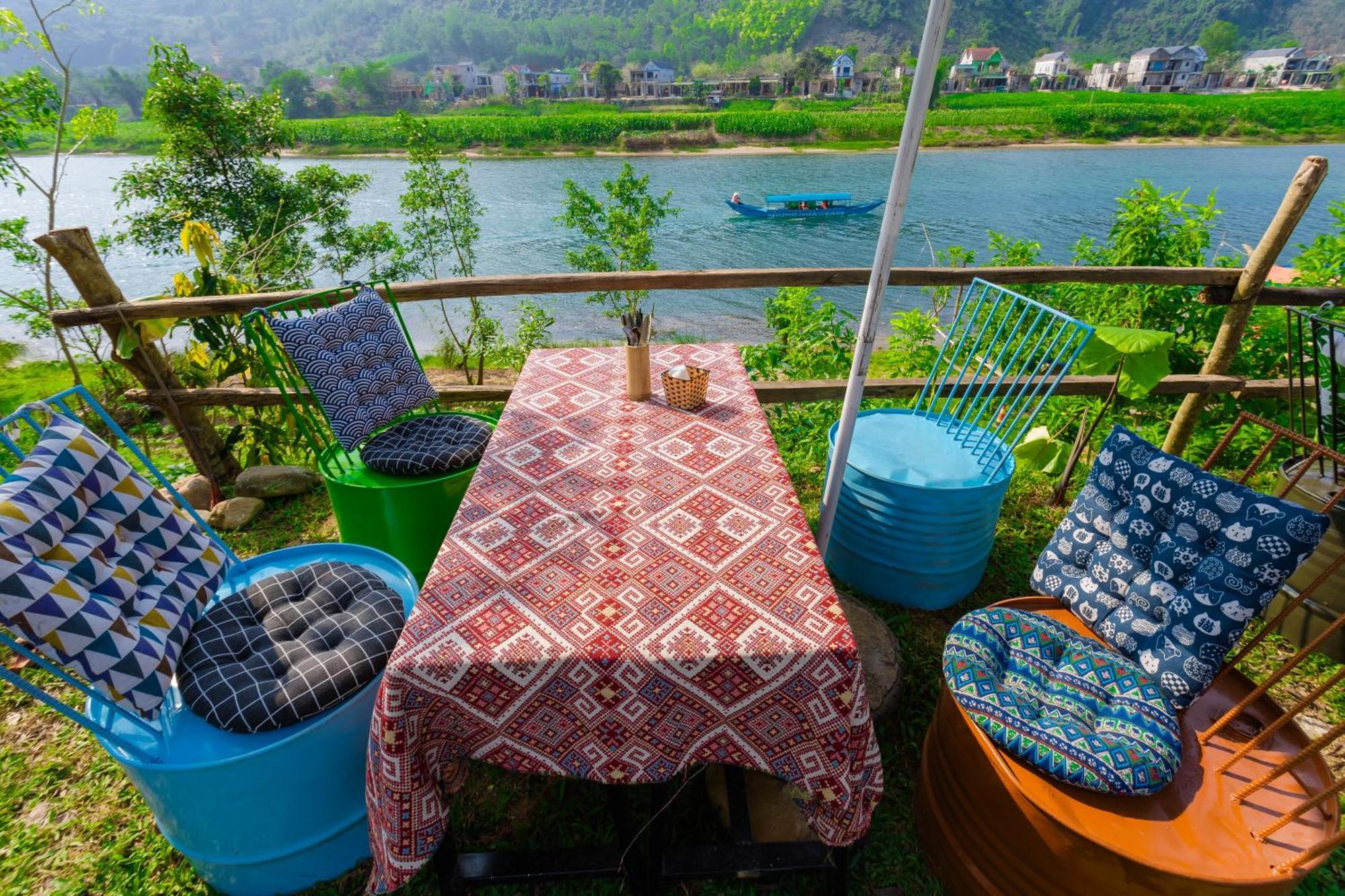 Son River Homestay Фонг Нха Екстериор снимка