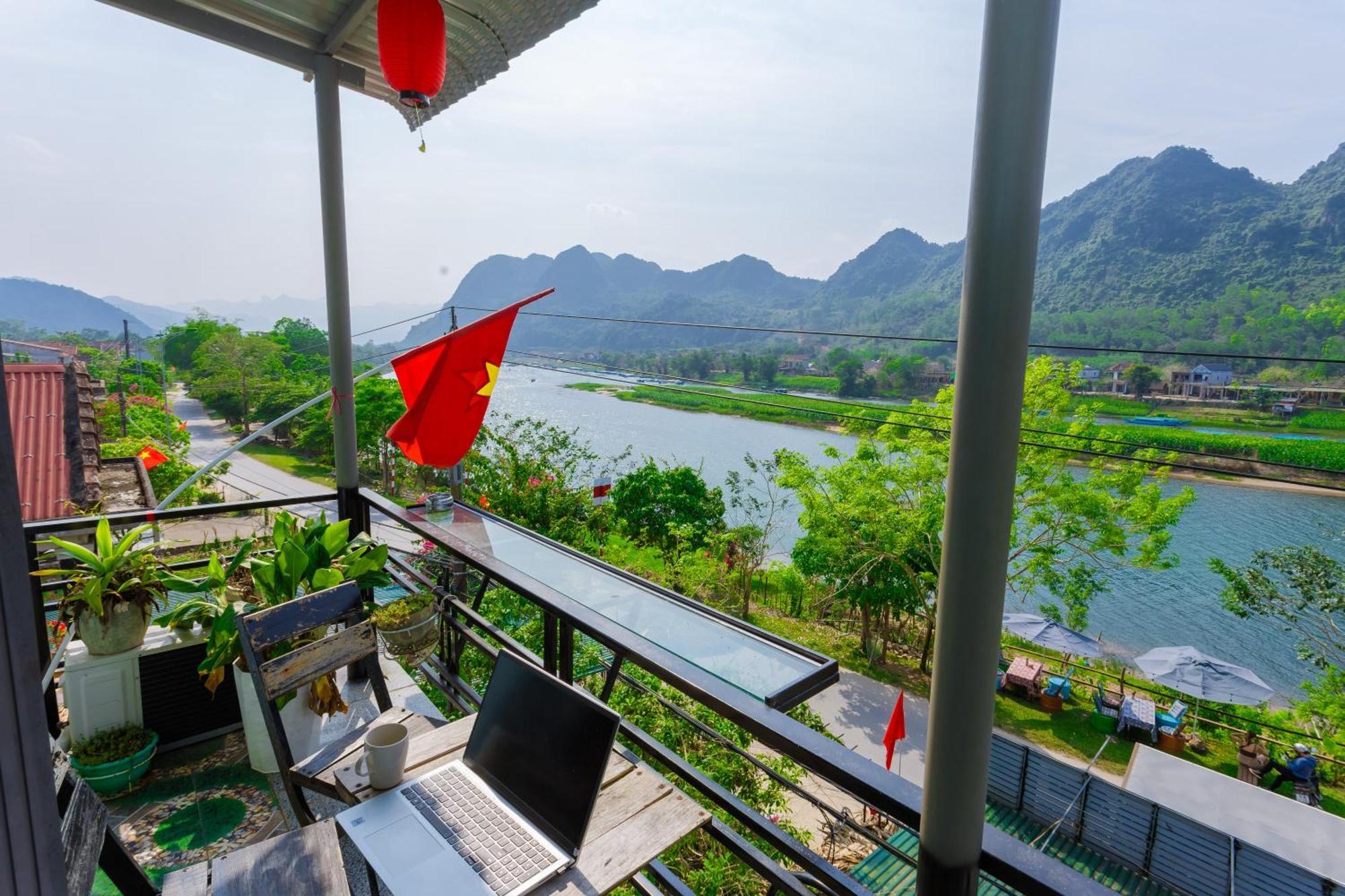 Son River Homestay Фонг Нха Екстериор снимка