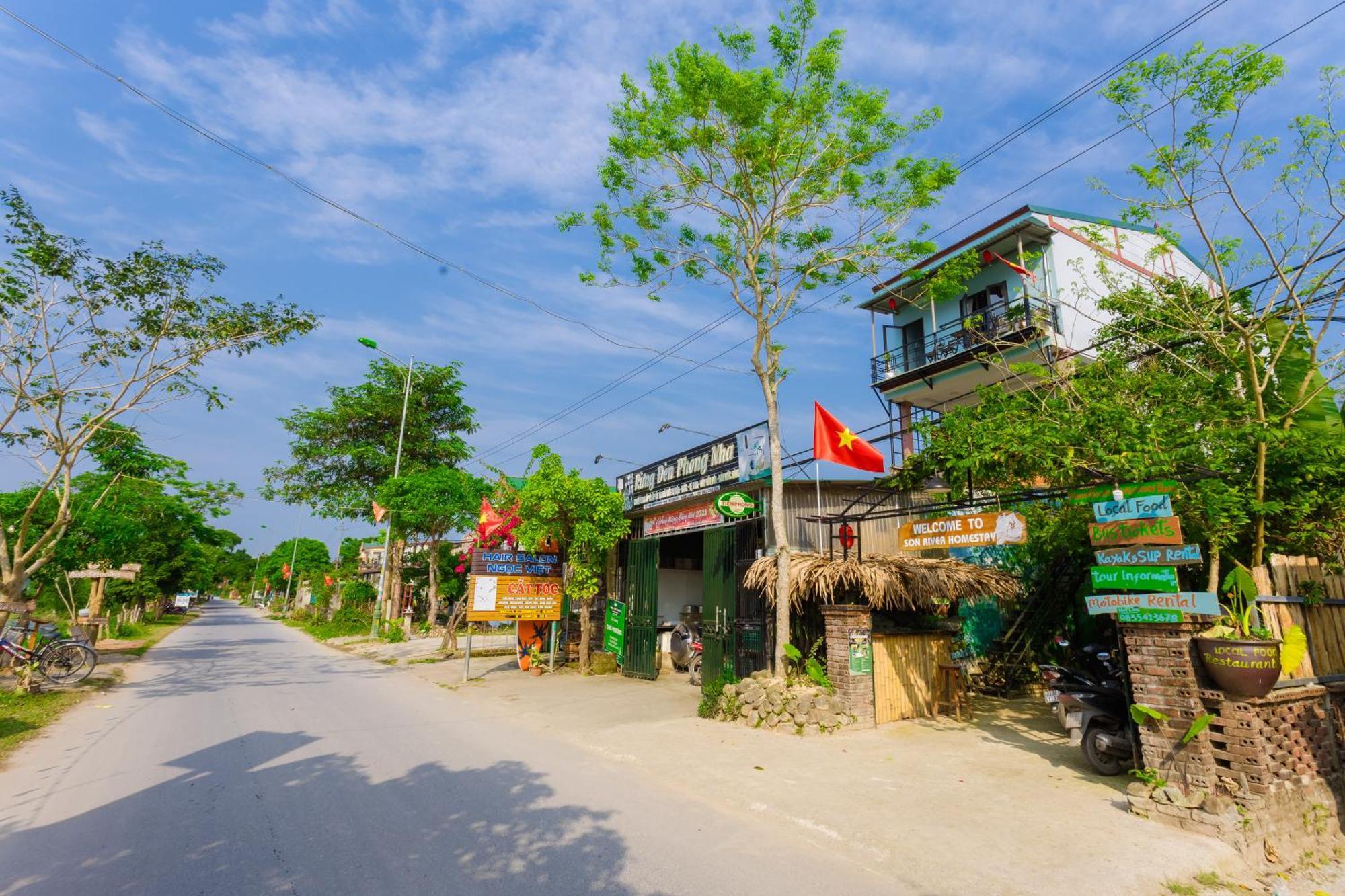 Son River Homestay Фонг Нха Екстериор снимка