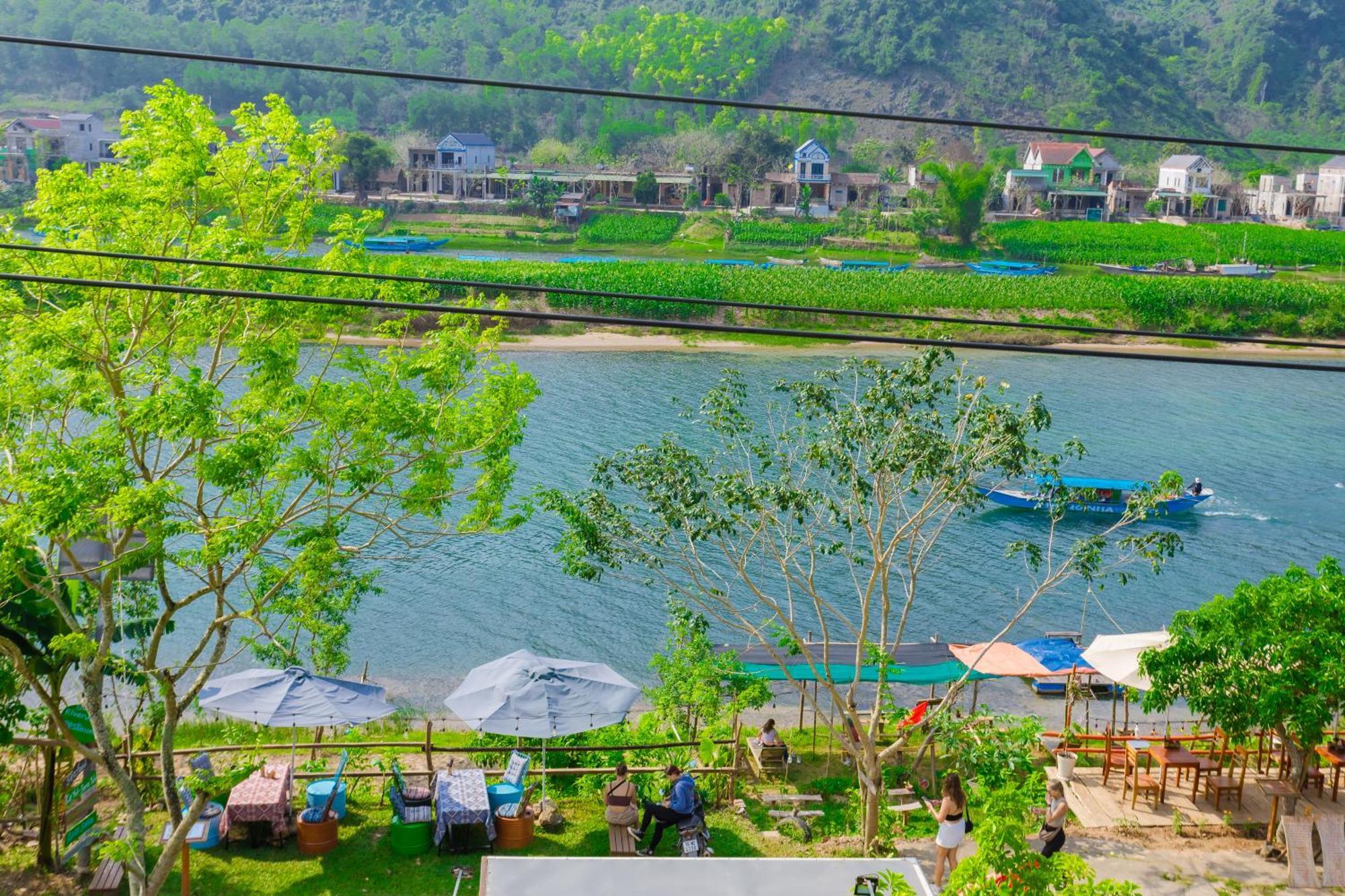 Son River Homestay Фонг Нха Екстериор снимка