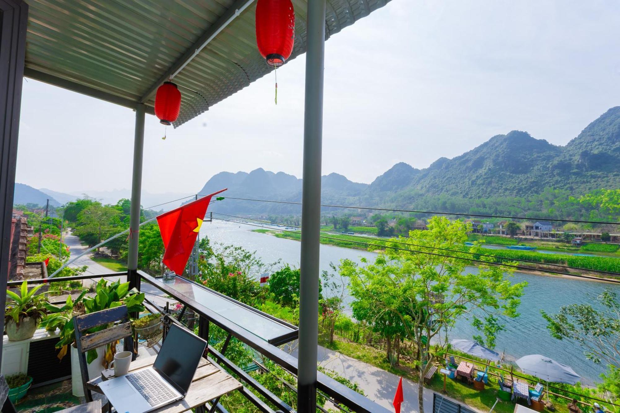 Son River Homestay Фонг Нха Екстериор снимка